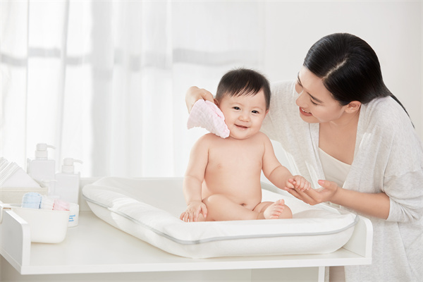 宝宝洗澡太多危害大，多久洗一次才是最好的？(图1)