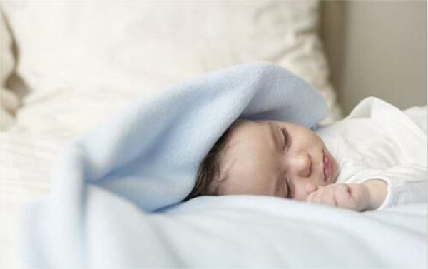 如何让育婴师晚上陪孩子睡得更好？(图1)