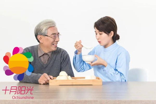 如何选择一位可靠的住家保姆照顾半自理老人？(图1)
