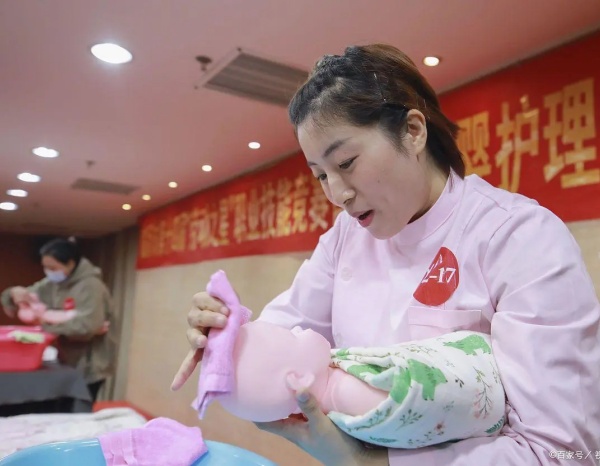 从手忙脚乱到游刃有余，月嫂培训助你蜕变(图1)