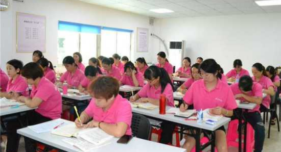 如何找到适合你的育婴师培训机构？(图1)